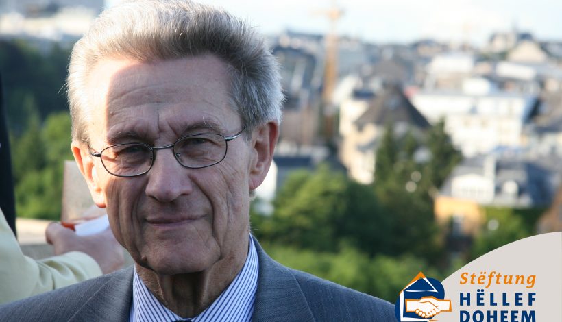 Photo de Monsieur Meyers devant une vue sur la ville de Luxembourg
